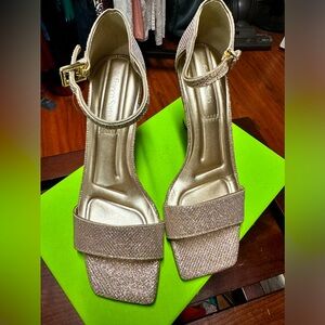 Franco Sarto NEW beautiful gold shoe. Size 7.